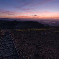 薄明に照らされる山の道（蔵王）の写真