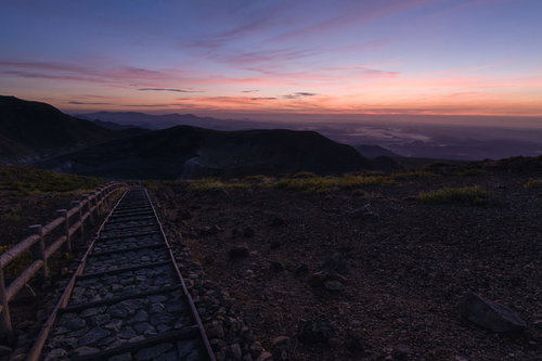薄明に照らされる山の道（蔵王）