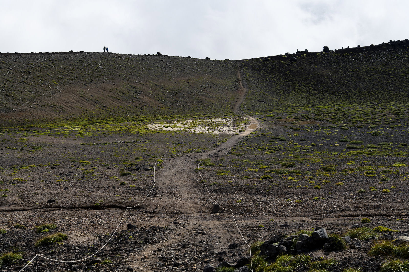 岩手山山頂のおはちに広がるクレーター状の台地と荒涼とした火山地形