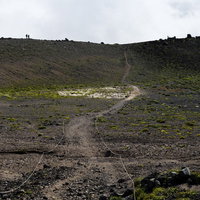 クレーターのような台地が広がる岩手山のおはちの風景の写真