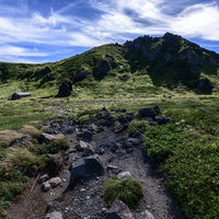 不動平から望む岩手山の雄大な景色と緑の草原の写真