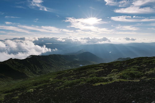 光差す裏岩手縦走路方面の山々と雲海の景色