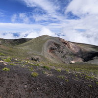 別の惑星の大地のような景色の岩手山山頂の荒地の写真