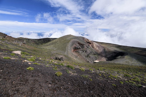 別の惑星の大地のような景色の岩手山山頂の荒地