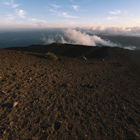 夕日で赤く染まる岩手山山頂の火口おはちと雲海の写真