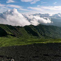 夕日と雲に彩られる岩手山の鬼ヶ城コースの雄大な山稜の写真