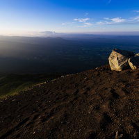 夕日に染まる岩手山の火山岩地帯｜日本百名山の荒々しい火山地形の写真