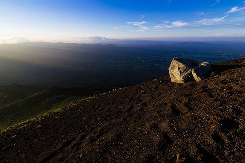 夕日に染まる岩手山の火山岩地帯｜日本百名山の荒々しい火山地形
