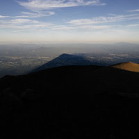夕日を受ける岩手山が盛岡平野に作り出した影富士の写真