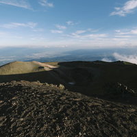 妙高岳と岩手山、地平線が連なる日本百名山の山岳風景の写真
