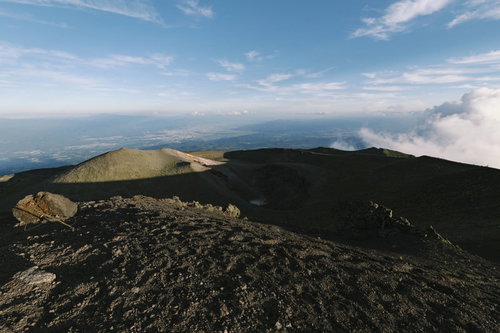 妙高岳と岩手山、地平線が連なる日本百名山の山岳風景