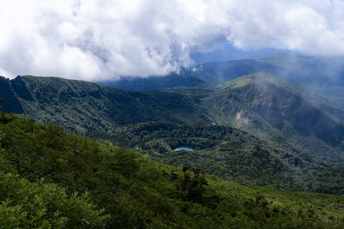 山頂から見下ろす御釜湖と雲がかかる日本百名山・岩手山