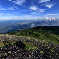 岩手山8合目小屋から望む岩手の街と地平線の写真