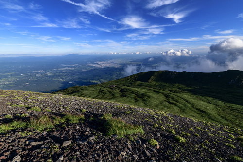 岩手山8合目小屋から望む岩手の街と地平線