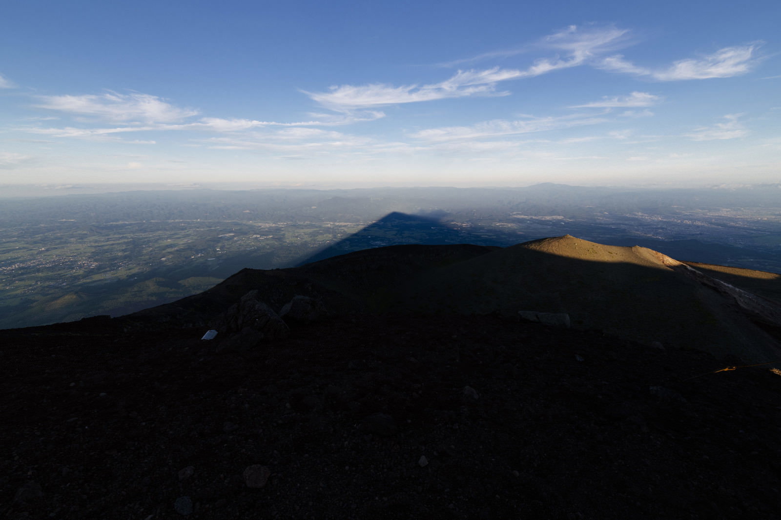 夕暮れの空に岩手山が作り出す巨大な影富士が地平線まで続く