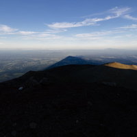 岩手山が作り出す巨大な影富士と夕暮れの空の写真