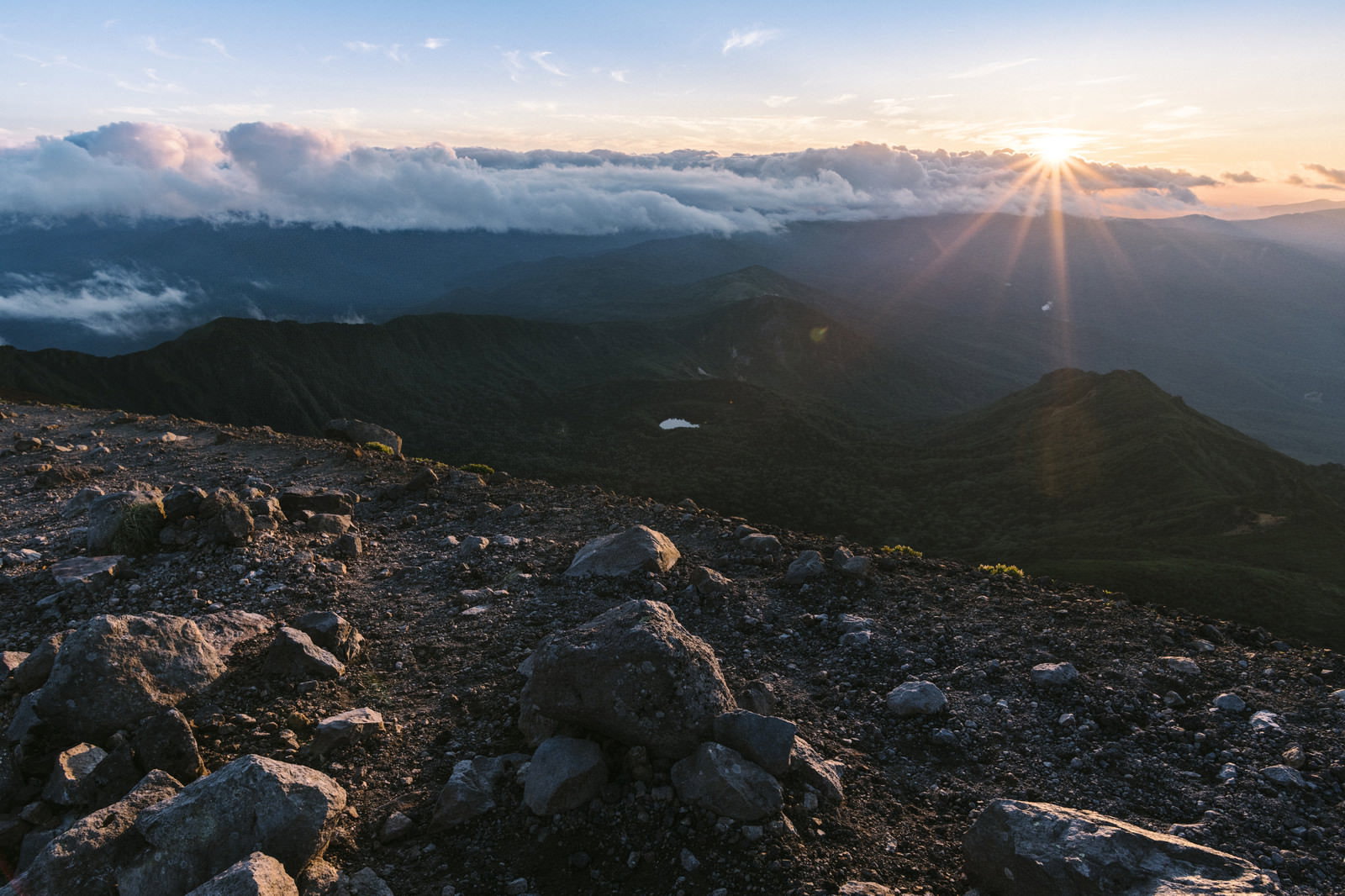 岩手山山頂付近の夕日と光芒