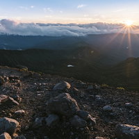 日本百名山・岩手山に照り付ける夕日と輝く地面の写真