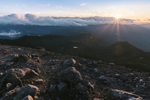 日本百名山・岩手山に照り付ける夕日と輝く地面