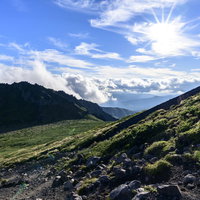 岩手山に照り付ける太陽と不動平の光芒と青空の写真