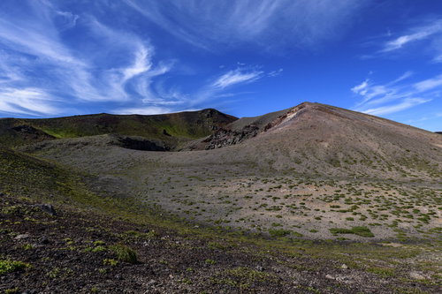 岩手山の爆裂火口と妙高岳の山岳風景