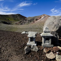 岩手山の山頂に建つ石造りの社と雲海の景色の写真