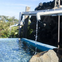 岩手山八合目の水場に流れる清らかな湧き水の写真