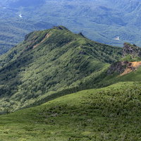 岩手山の屏風尾根方面から連なる緑の山稜線の写真