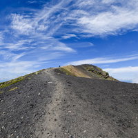 日本百名山・岩手山の山頂へと向かう外輪の道の写真