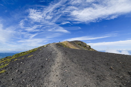 日本百名山・岩手山の山頂へと向かう外輪の道