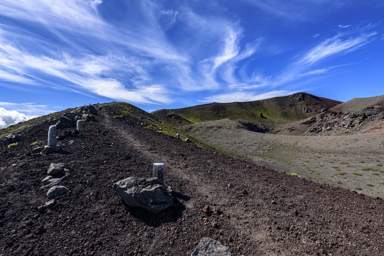 青空の下、荒地に延びる岩手山山頂への登山道