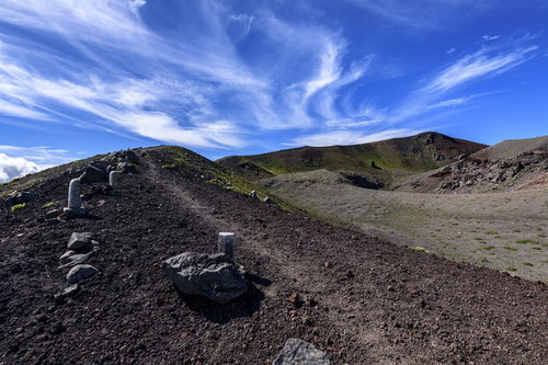 岩手山山頂へと続く登山道、荒地を貫く一本の道