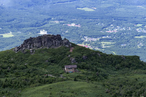 青空の下、平笠不動避難小屋と茶臼岳を望む岩手山