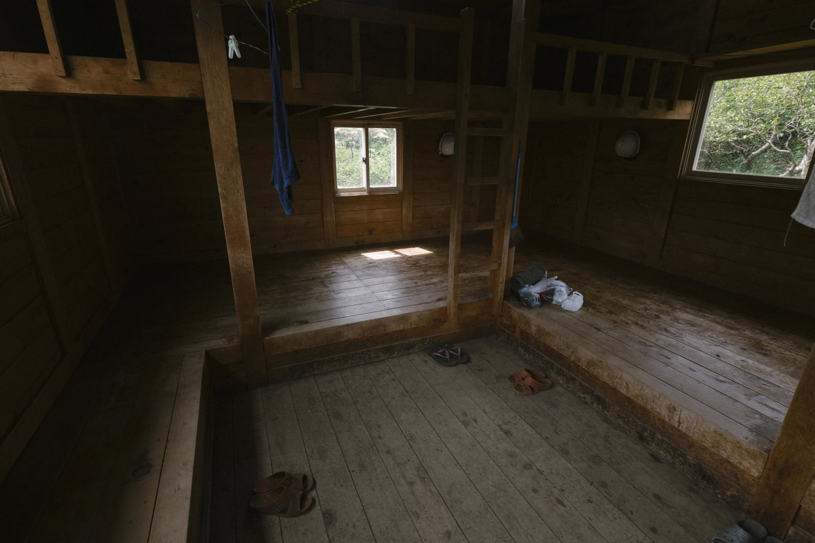 平笠避難小屋の内部、木造の壁と床、窓から自然光が差し込む