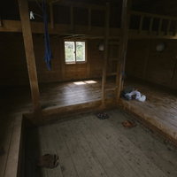 岩手山の平笠避難小屋の内部と登山装備の様子の写真