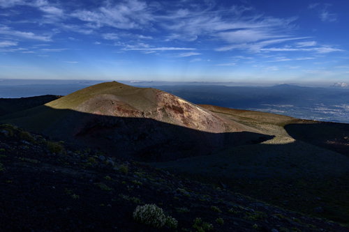 青空に映える岩手山と妙高岳の雄大な山々の山並み風景