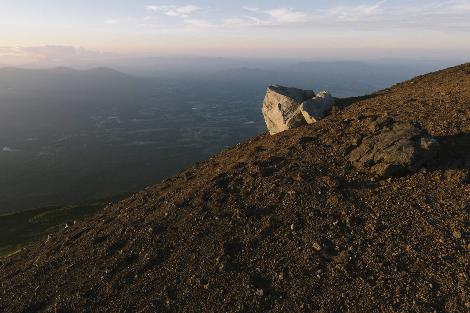 夕焼けに照らされた岩手山の火山岩と荒涼とした山肌の風景