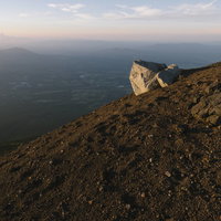 夕焼けに染まる岩手山の火山岩と麓の風景 日本百名山の写真