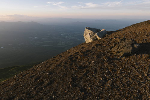 夕焼けに染まる岩手山の火山岩と麓の風景 日本百名山
