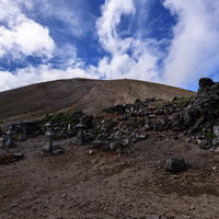 火星のような景色が広がる岩手山の山頂付近の写真