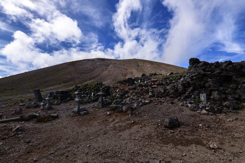 火星のような景色が広がる岩手山の山頂付近