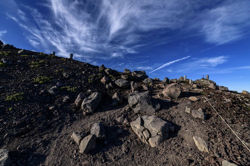 石と石碑が連なる岩手山のお鉢の山頂風景と登山道
