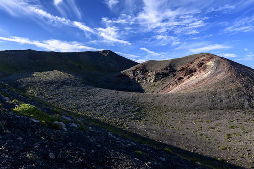 西日で立体感を強調する岩手山山頂の岩肌と植生