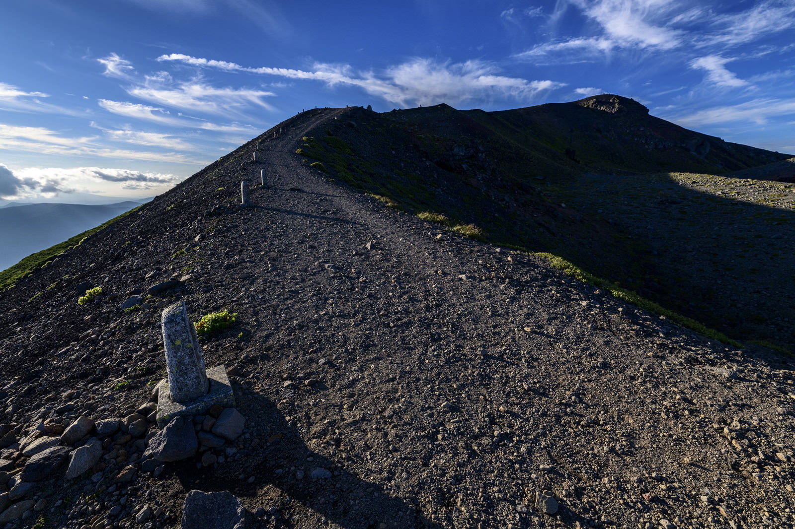 岩手山お鉢の稜線登山道と石柱