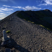 石碑が連なる岩手山お鉢の登山道の写真