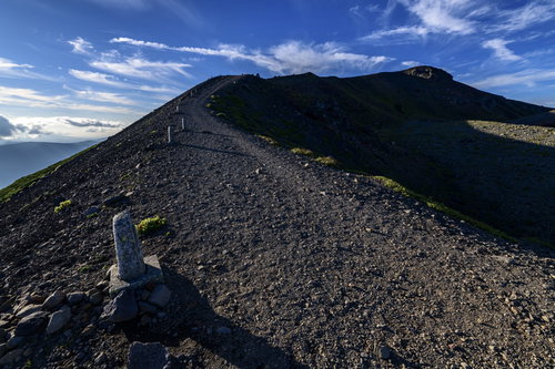 石碑が連なる岩手山お鉢の登山道、日本百名山の山頂付近
