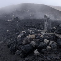 雲に包まれた岩手山の賽の河原の火山地帯の登山道風景の写真