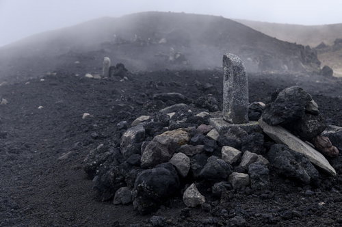 雲に包まれた岩手山の賽の河原の火山地帯の登山道風景