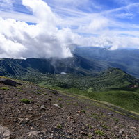 雲を纏う岩手山の鬼ヶ城コース方面の山並みの写真