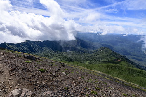 雲を纏う岩手山の鬼ヶ城コース方面の山並み